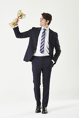 포토 JPG 스튜디오촬영 전신 서양인 외국인 응시 남자 비즈니스 성공 실내 한명 서기 미소 들기 누끼 정장 성인 앞모습 30대 우승 비즈니스맨 트로피 흰배경 주머니손 성인남자한명만 국내포토 1 시선 옷 뷰포인트 백그라운드 컨셉 모션 표정 사람 인종 내부 장년 흰색 최고 직장인 상_우승 남자한명만 성인남자만 파일형식