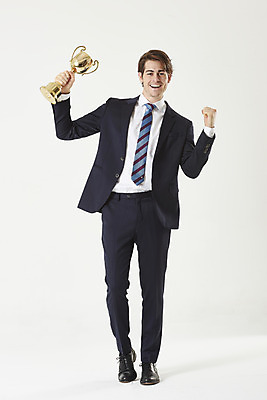 포토 JPG 스튜디오촬영 전신 서양인 외국인 남자 비즈니스 성공 실내 한명 서기 미소 들기 누끼 정장 성인 앞모습 30대 파이팅 주먹 우승 비즈니스맨 트로피 흰배경 성인남자한명만 국내포토 1 옷 뷰포인트 백그라운드 컨셉 모션 표정 사람 인종 내부 장년 흰색 최고 직장인 상_우승 남자한명만 성인남자만 파일형식