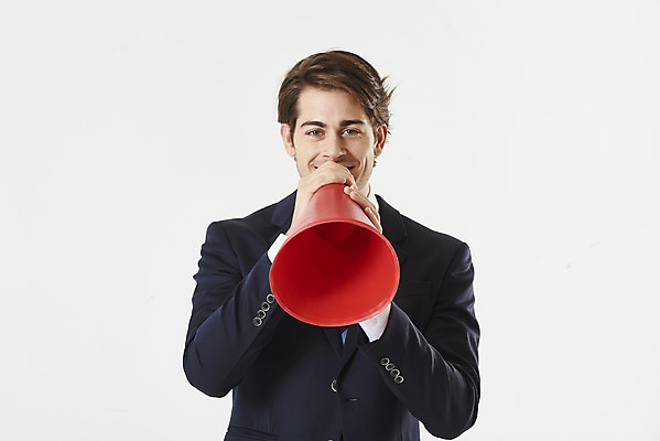 포토 JPG 스튜디오촬영 서양인 외국인 남자 비즈니스 실내 한명 서기 미소 들기 누끼 정장 상반신 성인 앞모습 30대 확성기 외침 비즈니스맨 흰배경 성인남자한명만 국내포토 1 옷 뷰포인트 백그라운드 모션 표정 사람 인종 내부 장년 소리 흰색 직장인 남자한명만 성인남자만 파일형식