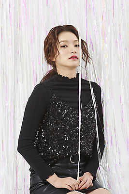 포토 JPG 스튜디오촬영 여자 실내 한명 서기 이벤트 상반신 20대 성인 옆모습 파티 한국인 흰색 커튼 즐거움 연말 홀로그램 성인여자한명만 국내포토 1 감정 뷰포인트 컬러 모션 사람 동양인 청년 내부 여자한명만 성인여자만 파일형식