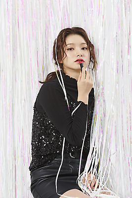 포토 JPG 스튜디오촬영 여자 실내 한명 앉기 이벤트 상반신 20대 성인 옆모습 화장 파티 한국인 립스틱 흰색 커튼 즐거움 바르기 연말 홀로그램 성인여자한명만 국내포토 1 감정 뷰포인트 컬러 모션 사람 동양인 청년 내부 뷰티 화장품 여자한명만 성인여자만 파일형식