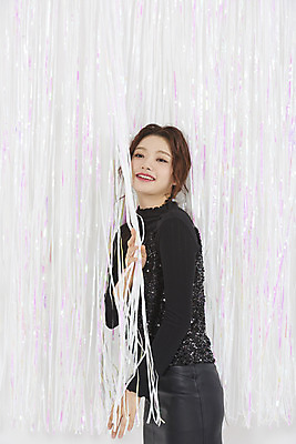 포토 JPG 스튜디오촬영 여자 실내 한명 서기 이벤트 상반신 20대 성인 옆모습 파티 한국인 흰색 커튼 즐거움 연말 홀로그램 성인여자한명만 국내포토 1 감정 뷰포인트 컬러 모션 사람 동양인 청년 내부 여자한명만 성인여자만 파일형식