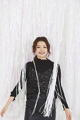 포토 JPG 스튜디오촬영 여자 실내 한명 서기 미소 이벤트 상반신 20대 성인 앞모습 파티 한국인 흰색 커튼 즐거움 연말 홀로그램 성인여자한명만 국내포토 1 감정 뷰포인트 컬러 모션 표정 사람 동양인 청년 내부 여자한명만 성인여자만 파일형식