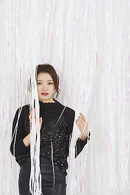 포토 JPG 스튜디오촬영 여자 실내 한명 서기 이벤트 상반신 20대 성인 앞모습 파티 한국인 흰색 커튼 즐거움 연말 홀로그램 성인여자한명만 국내포토 1 감정 뷰포인트 컬러 모션 사람 동양인 청년 내부 여자한명만 성인여자만 파일형식