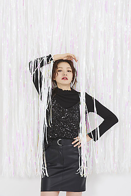 포토 JPG 스튜디오촬영 여자 허리손 실내 한명 서기 이벤트 상반신 20대 성인 앞모습 파티 한국인 흰색 커튼 즐거움 연말 홀로그램 성인여자한명만 국내포토 1 감정 뷰포인트 컬러 포즈 모션 사람 동양인 청년 내부 여자한명만 성인여자만 파일형식