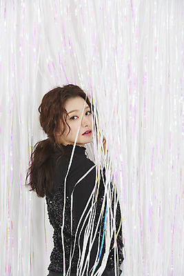 포토 JPG 스튜디오촬영 여자 실내 한명 서기 이벤트 상반신 20대 성인 옆모습 파티 한국인 흰색 커튼 즐거움 연말 홀로그램 성인여자한명만 국내포토 1 감정 뷰포인트 컬러 모션 사람 동양인 청년 내부 여자한명만 성인여자만 파일형식