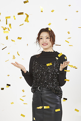 포토 JPG 스튜디오촬영 여자 실내 한명 서기 미소 이벤트 상반신 20대 성인 앞모습 파티 한국인 흰색 뿌리기 즐거움 흰배경 꽃가루 금가루 금박 연말 성인여자한명만 국내포토 1 감정 뷰포인트 컬러 백그라운드 모션 표정 사람 동양인 청년 내부 가루 여자한명만 성인여자만 파일형식