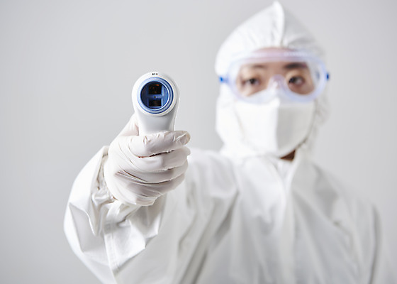 포토 JPG 스튜디오촬영 여자 40대 중년 실내 한명 들기 근접촬영 상반신 앞모습 한국인 흰색 바이러스 질병 체온계 사회이슈 측정 흰배경 예방 감염 체온 체온측정 중년여자한명만 코로나바이러스 방역복 방역사 비접촉체온계 델타변이바이러스 국내포토 직업 1 옷 뷰포인트 컬러 백그라운드 컨셉 의학 모션 사람 동양인 성인 내부 온도계 방역 여자한명만 중년여자만 파일형식