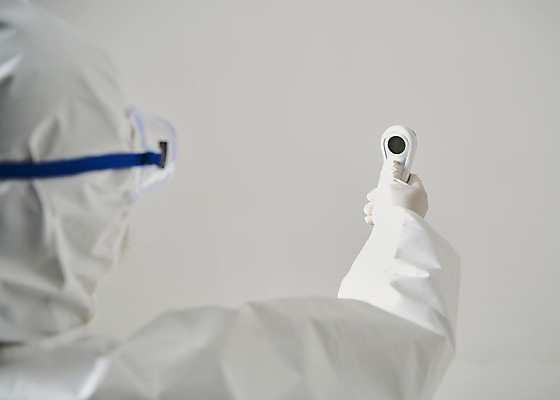 포토 JPG 스튜디오촬영 여자 40대 중년 실내 한명 들기 상반신 뒷모습 한국인 흰색 바이러스 질병 체온계 사회이슈 측정 흰배경 예방 감염 체온 체온측정 중년여자한명만 코로나바이러스 방역복 방역사 비접촉체온계 델타변이바이러스 국내포토 직업 1 옷 뷰포인트 컬러 백그라운드 컨셉 의학 모션 사람 동양인 성인 내부 온도계 방역 여자한명만 중년여자만 파일형식