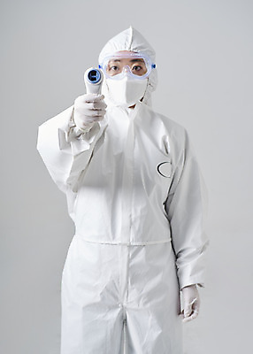 포토 JPG 스튜디오촬영 여자 40대 중년 실내 한명 들기 상반신 앞모습 한국인 흰색 바이러스 질병 체온계 사회이슈 측정 흰배경 예방 감염 체온 체온측정 중년여자한명만 코로나바이러스 방역복 방역사 비접촉체온계 델타변이바이러스 국내포토 직업 1 옷 뷰포인트 컬러 백그라운드 컨셉 의학 모션 사람 동양인 성인 내부 온도계 방역 여자한명만 중년여자만 파일형식