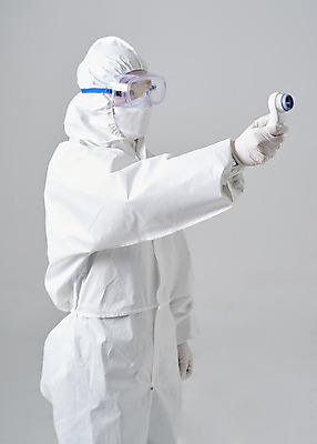 포토 JPG 스튜디오촬영 여자 40대 중년 실내 한명 들기 상반신 옆모습 한국인 흰색 바이러스 질병 체온계 사회이슈 측정 흰배경 예방 감염 체온 체온측정 중년여자한명만 코로나바이러스 방역복 방역사 비접촉체온계 델타변이바이러스 국내포토 직업 1 옷 뷰포인트 컬러 백그라운드 컨셉 의학 모션 사람 동양인 성인 내부 온도계 방역 여자한명만 중년여자만 파일형식