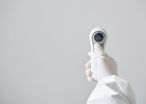 포토 JPG 스튜디오촬영 손 여자 40대 중년 실내 들기 근접촬영 신체부위 한국인 흰색 바이러스 질병 체온계 사회이슈 측정 흰배경 예방 감염 체온 체온측정 중년여자한명만 코로나바이러스 방역복 방역사 비접촉체온계 델타변이바이러스 국내포토 직업 옷 뷰포인트 컬러 백그라운드 컨셉 의학 모션 사람 동양인 성인 내부 온도계 방역 여자한명만 중년여자만 파일형식