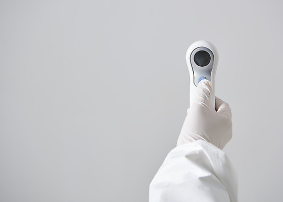 포토 JPG 스튜디오촬영 손 여자 40대 중년 실내 들기 근접촬영 신체부위 한국인 흰색 바이러스 질병 체온계 사회이슈 측정 흰배경 예방 감염 체온 체온측정 중년여자한명만 코로나바이러스 방역복 방역사 비접촉체온계 델타변이바이러스 국내포토 직업 옷 뷰포인트 컬러 백그라운드 컨셉 의학 모션 사람 동양인 성인 내부 온도계 방역 여자한명만 중년여자만 파일형식