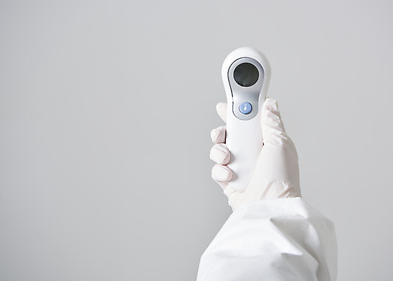 포토 JPG 스튜디오촬영 손 여자 40대 중년 실내 들기 근접촬영 신체부위 한국인 흰색 바이러스 질병 체온계 사회이슈 측정 흰배경 예방 감염 체온 체온측정 중년여자한명만 코로나바이러스 방역복 방역사 비접촉체온계 델타변이바이러스 국내포토 직업 옷 뷰포인트 컬러 백그라운드 컨셉 의학 모션 사람 동양인 성인 내부 온도계 방역 여자한명만 중년여자만 파일형식