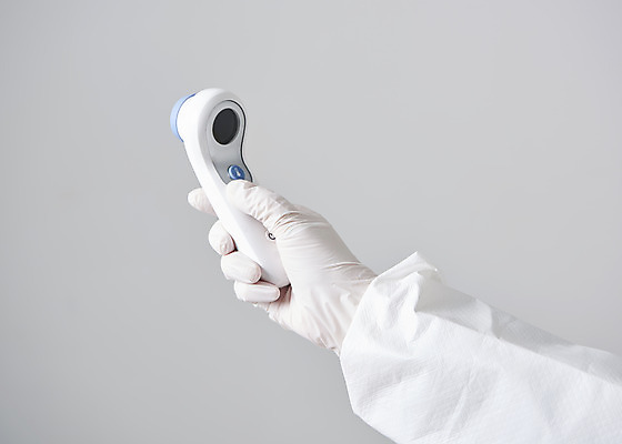 포토 JPG 스튜디오촬영 손 여자 40대 중년 실내 들기 근접촬영 신체부위 한국인 흰색 바이러스 질병 체온계 사회이슈 측정 흰배경 예방 감염 체온 체온측정 중년여자한명만 코로나바이러스 방역복 방역사 비접촉체온계 델타변이바이러스 국내포토 직업 옷 뷰포인트 컬러 백그라운드 컨셉 의학 모션 사람 동양인 성인 내부 온도계 방역 여자한명만 중년여자만 파일형식