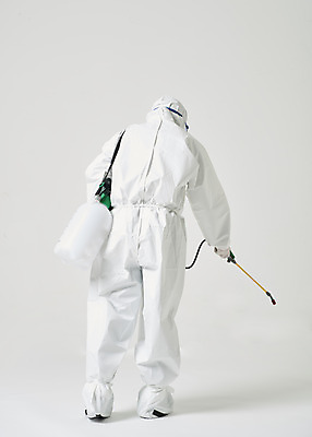 포토 JPG 스튜디오촬영 전신 여자 40대 중년 실내 한명 뒷모습 한국인 흰색 바이러스 위생 질병 사회이슈 흰배경 예방 감염 방역 소독 위생관리 중년여자한명만 코로나바이러스 방역복 방역사 압축분무기 방역기 델타변이바이러스 국내포토 직업 1 옷 뷰포인트 컬러 백그라운드 컨셉 의학 관리 사람 동양인 성인 내부 분무기 여자한명만 중년여자만 파일형식