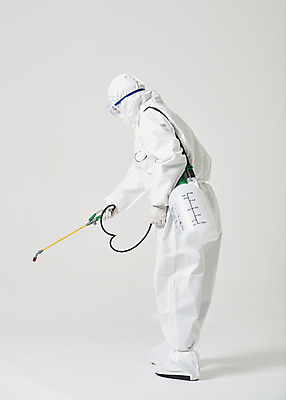 포토 JPG 스튜디오촬영 전신 여자 40대 중년 실내 한명 옆모습 한국인 흰색 바이러스 위생 질병 사회이슈 흰배경 예방 감염 방역 소독 위생관리 중년여자한명만 코로나바이러스 방역복 방역사 압축분무기 방역기 델타변이바이러스 국내포토 직업 1 옷 뷰포인트 컬러 백그라운드 컨셉 의학 관리 사람 동양인 성인 내부 분무기 여자한명만 중년여자만 파일형식