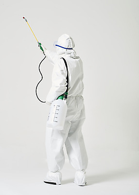 포토 JPG 스튜디오촬영 전신 여자 40대 중년 실내 한명 뒷모습 한국인 흰색 바이러스 위생 질병 사회이슈 흰배경 예방 감염 방역 소독 위생관리 중년여자한명만 코로나바이러스 방역복 방역사 압축분무기 방역기 델타변이바이러스 국내포토 직업 1 옷 뷰포인트 컬러 백그라운드 컨셉 의학 관리 사람 동양인 성인 내부 분무기 여자한명만 중년여자만 파일형식