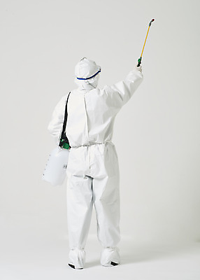 포토 JPG 스튜디오촬영 전신 여자 40대 중년 실내 한명 뒷모습 한국인 흰색 바이러스 위생 질병 사회이슈 흰배경 예방 감염 방역 소독 위생관리 중년여자한명만 코로나바이러스 방역복 방역사 압축분무기 방역기 델타변이바이러스 국내포토 직업 1 옷 뷰포인트 컬러 백그라운드 컨셉 의학 관리 사람 동양인 성인 내부 분무기 여자한명만 중년여자만 파일형식