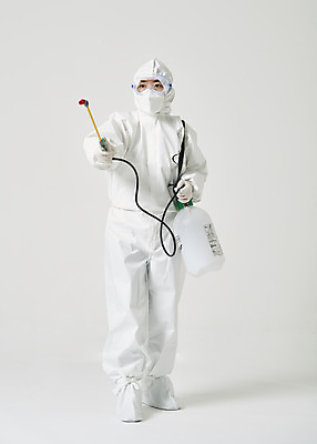 포토 JPG 스튜디오촬영 전신 여자 40대 중년 실내 한명 앞모습 한국인 흰색 바이러스 위생 질병 사회이슈 흰배경 예방 감염 방역 소독 위생관리 중년여자한명만 코로나바이러스 방역복 방역사 압축분무기 방역기 델타변이바이러스 국내포토 직업 1 옷 뷰포인트 컬러 백그라운드 컨셉 의학 관리 사람 동양인 성인 내부 분무기 여자한명만 중년여자만 파일형식