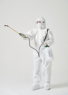 포토 JPG 스튜디오촬영 전신 여자 40대 중년 실내 한명 앞모습 한국인 흰색 바이러스 위생 질병 사회이슈 흰배경 예방 감염 방역 소독 위생관리 중년여자한명만 코로나바이러스 방역복 방역사 압축분무기 방역기 델타변이바이러스 국내포토 직업 1 옷 뷰포인트 컬러 백그라운드 컨셉 의학 관리 사람 동양인 성인 내부 분무기 여자한명만 중년여자만 파일형식