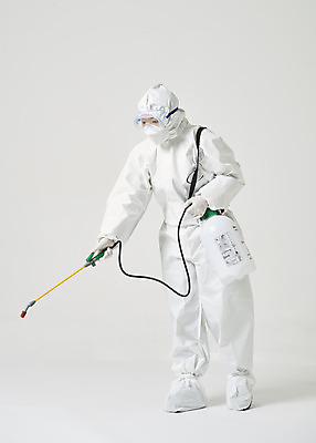 포토 JPG 스튜디오촬영 전신 여자 40대 중년 실내 한명 앞모습 한국인 흰색 바이러스 위생 질병 사회이슈 흰배경 예방 감염 방역 소독 위생관리 중년여자한명만 코로나바이러스 방역복 방역사 압축분무기 방역기 델타변이바이러스 국내포토 직업 1 옷 뷰포인트 컬러 백그라운드 컨셉 의학 관리 사람 동양인 성인 내부 분무기 여자한명만 중년여자만 파일형식