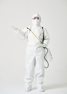 포토 JPG 스튜디오촬영 전신 여자 40대 중년 실내 한명 앞모습 한국인 흰색 바이러스 위생 질병 사회이슈 흰배경 예방 감염 방역 소독 위생관리 중년여자한명만 코로나바이러스 방역복 방역사 압축분무기 방역기 델타변이바이러스 국내포토 직업 1 옷 뷰포인트 컬러 백그라운드 컨셉 의학 관리 사람 동양인 성인 내부 분무기 여자한명만 중년여자만 파일형식