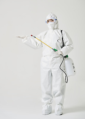 포토 JPG 스튜디오촬영 전신 여자 40대 중년 실내 한명 앞모습 한국인 흰색 바이러스 위생 질병 사회이슈 흰배경 예방 감염 방역 소독 위생관리 중년여자한명만 코로나바이러스 방역복 방역사 압축분무기 방역기 델타변이바이러스 국내포토 직업 1 옷 뷰포인트 컬러 백그라운드 컨셉 의학 관리 사람 동양인 성인 내부 분무기 여자한명만 중년여자만 파일형식