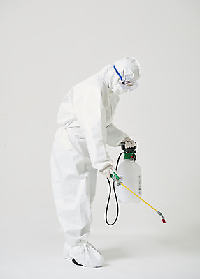 포토 JPG 스튜디오촬영 전신 여자 40대 중년 실내 한명 옆모습 한국인 흰색 바이러스 위생 질병 사회이슈 흰배경 예방 감염 방역 소독 위생관리 중년여자한명만 코로나바이러스 방역복 방역사 압축분무기 방역기 델타변이바이러스 국내포토 직업 1 옷 뷰포인트 컬러 백그라운드 컨셉 의학 관리 사람 동양인 성인 내부 분무기 여자한명만 중년여자만 파일형식