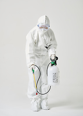 포토 JPG 스튜디오촬영 전신 여자 40대 중년 실내 한명 앞모습 한국인 흰색 바이러스 위생 질병 사회이슈 흰배경 예방 감염 방역 소독 위생관리 중년여자한명만 코로나바이러스 방역복 방역사 압축분무기 방역기 델타변이바이러스 국내포토 직업 1 옷 뷰포인트 컬러 백그라운드 컨셉 의학 관리 사람 동양인 성인 내부 분무기 여자한명만 중년여자만 파일형식