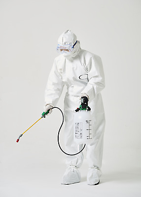 포토 JPG 스튜디오촬영 전신 여자 40대 중년 실내 한명 앞모습 한국인 흰색 바이러스 위생 질병 사회이슈 흰배경 예방 감염 방역 소독 위생관리 중년여자한명만 코로나바이러스 방역복 방역사 압축분무기 방역기 델타변이바이러스 국내포토 직업 1 옷 뷰포인트 컬러 백그라운드 컨셉 의학 관리 사람 동양인 성인 내부 분무기 여자한명만 중년여자만 파일형식