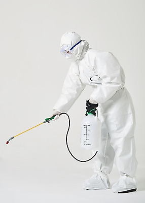 포토 JPG 스튜디오촬영 전신 여자 40대 중년 실내 한명 옆모습 한국인 흰색 바이러스 위생 질병 사회이슈 흰배경 예방 감염 방역 소독 위생관리 중년여자한명만 코로나바이러스 방역복 방역사 압축분무기 방역기 델타변이바이러스 국내포토 직업 1 옷 뷰포인트 컬러 백그라운드 컨셉 의학 관리 사람 동양인 성인 내부 분무기 여자한명만 중년여자만 파일형식