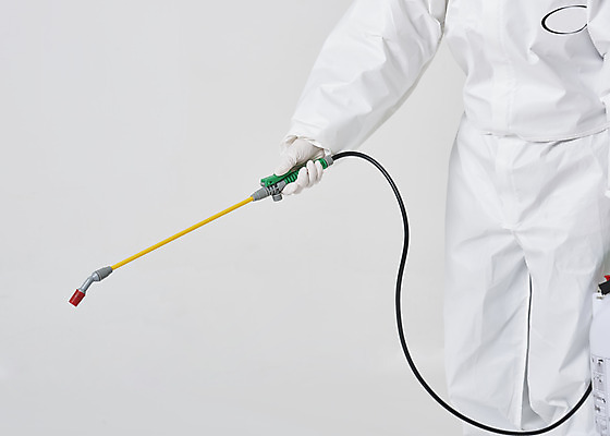 포토 JPG 스튜디오촬영 여자 40대 중년 실내 한명 상반신 앞모습 신체부위 한국인 흰색 바이러스 위생 질병 사회이슈 흰배경 예방 감염 방역 소독 위생관리 중년여자한명만 코로나바이러스 방역복 방역사 압축분무기 방역기 델타변이바이러스 국내포토 직업 1 옷 뷰포인트 컬러 백그라운드 컨셉 의학 관리 사람 동양인 성인 내부 분무기 여자한명만 중년여자만 파일형식