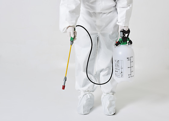 포토 JPG 스튜디오촬영 여자 40대 중년 실내 한명 앞모습 신체부위 한국인 하반신 흰색 바이러스 위생 질병 사회이슈 흰배경 예방 감염 방역 소독 위생관리 중년여자한명만 코로나바이러스 방역복 방역사 압축분무기 방역기 델타변이바이러스 국내포토 직업 1 옷 뷰포인트 컬러 백그라운드 컨셉 의학 관리 사람 동양인 성인 내부 분무기 여자한명만 중년여자만 파일형식