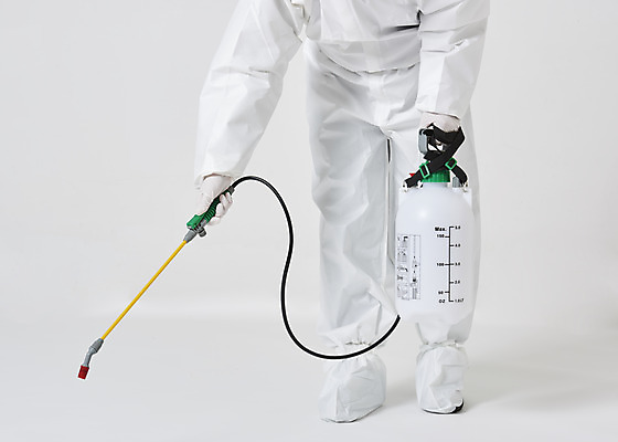 포토 JPG 스튜디오촬영 여자 40대 중년 실내 한명 앞모습 신체부위 한국인 하반신 흰색 바이러스 위생 질병 사회이슈 흰배경 예방 감염 방역 소독 위생관리 중년여자한명만 코로나바이러스 방역복 방역사 압축분무기 방역기 델타변이바이러스 국내포토 직업 1 옷 뷰포인트 컬러 백그라운드 컨셉 의학 관리 사람 동양인 성인 내부 분무기 여자한명만 중년여자만 파일형식