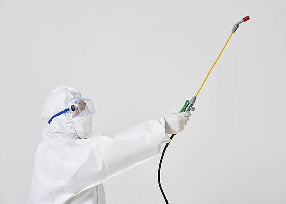 포토 JPG 스튜디오촬영 여자 40대 중년 실내 한명 상반신 옆모습 한국인 흰색 바이러스 위생 질병 사회이슈 흰배경 예방 감염 방역 소독 위생관리 중년여자한명만 코로나바이러스 방역복 방역사 압축분무기 방역기 델타변이바이러스 국내포토 직업 1 옷 뷰포인트 컬러 백그라운드 컨셉 의학 관리 사람 동양인 성인 내부 분무기 여자한명만 중년여자만 파일형식