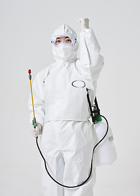 포토 JPG 스튜디오촬영 여자 40대 중년 응원 실내 한명 상반신 앞모습 파이팅 주먹 한국인 흰색 바이러스 위생 질병 사회이슈 흰배경 예방 감염 방역 소독 위생관리 중년여자한명만 코로나바이러스 방역복 방역사 압축분무기 방역기 델타변이바이러스 국내포토 직업 1 옷 뷰포인트 컬러 백그라운드 컨셉 의학 모션 관리 사람 동양인 성인 내부 분무기 여자한명만 중년여자만 파일형식