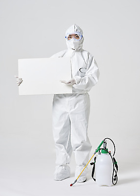 포토 JPG 스튜디오촬영 전신 배너 여자 40대 중년 안내 사각프레임 실내 한명 들기 앞모습 한국인 흰색 바이러스 위생 질병 사회이슈 흰배경 예방 감염 방역 소독 위생관리 중년여자한명만 코로나바이러스 방역복 방역사 압축분무기 방역기 델타변이바이러스 국내포토 직업 1 옷 뷰포인트 컬러 백그라운드 컨셉 의학 모션 프레임 관리 사람 동양인 성인 내부 사각형 분무기 여자한명만 중년여자만 파일형식