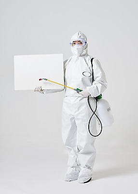 포토 JPG 스튜디오촬영 전신 배너 여자 40대 중년 안내 사각프레임 실내 한명 들기 앞모습 한국인 흰색 바이러스 위생 질병 사회이슈 흰배경 예방 감염 방역 소독 위생관리 중년여자한명만 코로나바이러스 방역복 방역사 압축분무기 방역기 델타변이바이러스 국내포토 직업 1 옷 뷰포인트 컬러 백그라운드 컨셉 의학 모션 프레임 관리 사람 동양인 성인 내부 사각형 분무기 여자한명만 중년여자만 파일형식