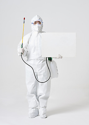 포토 JPG 스튜디오촬영 전신 배너 여자 40대 중년 안내 사각프레임 실내 한명 들기 앞모습 한국인 흰색 바이러스 위생 질병 사회이슈 흰배경 예방 감염 방역 소독 위생관리 중년여자한명만 코로나바이러스 방역복 방역사 압축분무기 방역기 델타변이바이러스 국내포토 직업 1 옷 뷰포인트 컬러 백그라운드 컨셉 의학 모션 프레임 관리 사람 동양인 성인 내부 사각형 분무기 여자한명만 중년여자만 파일형식