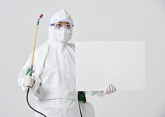 포토 JPG 스튜디오촬영 배너 여자 40대 중년 안내 사각프레임 실내 한명 들기 상반신 앞모습 한국인 흰색 바이러스 위생 질병 사회이슈 흰배경 예방 감염 방역 소독 위생관리 중년여자한명만 코로나바이러스 방역복 방역사 압축분무기 방역기 델타변이바이러스 국내포토 직업 1 옷 뷰포인트 컬러 백그라운드 컨셉 의학 모션 프레임 관리 사람 동양인 성인 내부 사각형 분무기 여자한명만 중년여자만 파일형식