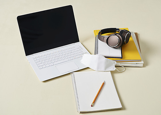 포토 JPG 스튜디오촬영 실내 마스크 사람없음 책 노트북 필기구 연필 헤드폰 공책 바이러스 질병 사회이슈 예방 감염 베이지색 온라인강의 베이지색배경 코로나바이러스 원격수업 델타변이바이러스 국내포토 교육 컬러 음향기기 백그라운드 컨셉 의학 문구용품 학용품 내부 전자제품 강의 원격 파일형식 언택트