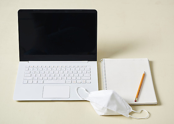 포토 JPG 스튜디오촬영 실내 마스크 사람없음 책 노트북 필기구 연필 공책 바이러스 질병 사회이슈 예방 감염 베이지색 온라인강의 베이지색배경 코로나바이러스 원격수업 델타변이바이러스 국내포토 교육 컬러 백그라운드 컨셉 의학 문구용품 학용품 내부 전자제품 강의 원격 파일형식 언택트