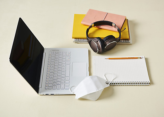 포토 JPG 스튜디오촬영 실내 마스크 사람없음 책 노트북 필기구 연필 헤드폰 공책 바이러스 질병 사회이슈 예방 감염 베이지색 온라인강의 베이지색배경 코로나바이러스 원격수업 델타변이바이러스 국내포토 교육 컬러 음향기기 백그라운드 컨셉 의학 문구용품 학용품 내부 전자제품 강의 원격 파일형식 언택트