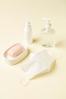 포토 JPG 스튜디오촬영 여자 실내 마스크 한명 사람없음 청결 환자 바이러스 위생 질병 사회이슈 예방 감염 비누 손씻기 폐렴 기침 베이지색 세정제 손세정제 베이지색배경 코로나바이러스 손소독제 국내포토 1 컬러 백그라운드 컨셉 의학 사람 내부 위생용품 씻기 소독제 파일형식