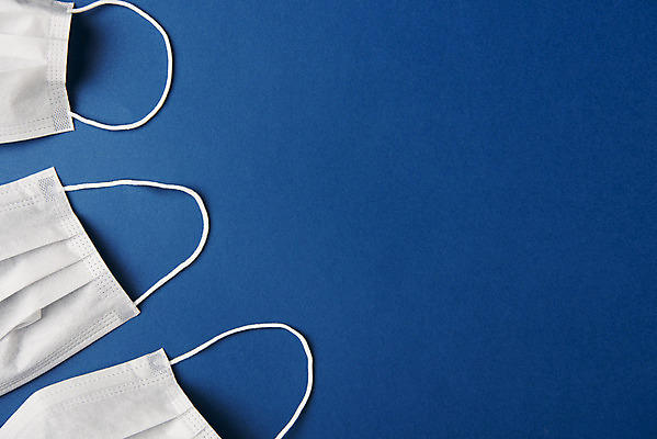 포토 JPG 스튜디오촬영 실내 마스크 사람없음 하이앵글 세개 바이러스 질병 사회이슈 예방 파란배경 감염 폐렴 플랫레이 코로나바이러스 델타변이바이러스 국내포토 뷰포인트 백그라운드 컨셉 의학 3 내부 파란색 플랫 파일형식