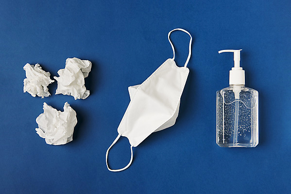 포토 JPG 스튜디오촬영 실내 마스크 사람없음 하이앵글 바이러스 화장지 질병 사회이슈 예방 파란배경 감염 폐렴 비염 코감기 콧물 손세정제 플랫레이 코로나바이러스 델타변이바이러스 국내포토 뷰포인트 백그라운드 컨셉 의학 내부 파란색 플랫 감기_질병 생리현상 세정제 파일형식