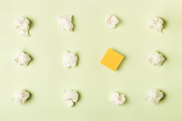 포토 JPG 스튜디오촬영 실내 마스크 사람없음 하이앵글 여러개 바이러스 화장지 질병 사회이슈 포스트잇 예방 감염 폐렴 코감기 콧물 플랫레이 초록배경 코로나바이러스 확진자 국내포토 뷰포인트 다수 백그라운드 컨셉 의학 내부 초록색 메모지 플랫 감기_질병 생리현상 파일형식