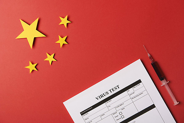 포토 JPG 스튜디오촬영 실내 주사기 사람없음 빨간색 하이앵글 중국 혈액 바이러스 질병 오성홍기 사회이슈 검사_조사 감염 폐렴 빨간배경 사스 플랫레이 코로나바이러스 국내포토 아시아 뷰포인트 컬러 백그라운드 컨셉 의학 의료기기 내부 플랫 국기 파일형식