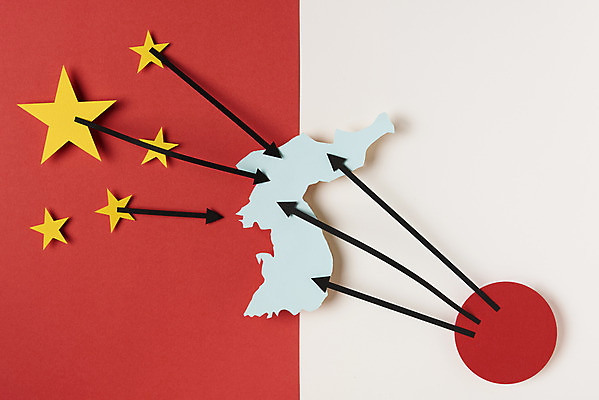 포토 JPG 스튜디오촬영 화살표 한국 실내 사람없음 하이앵글 일본 중국 바이러스 질병 오성홍기 사회이슈 감염 한반도 폐렴 일장기 빨간배경 플랫레이 코로나바이러스 국내포토 아시아 뷰포인트 백그라운드 컨셉 의학 내부 빨간색 플랫 국기 파일형식